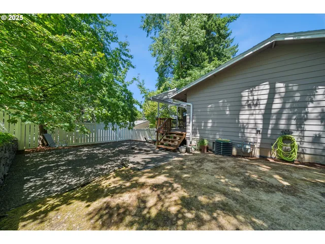 a view of a house with backyard