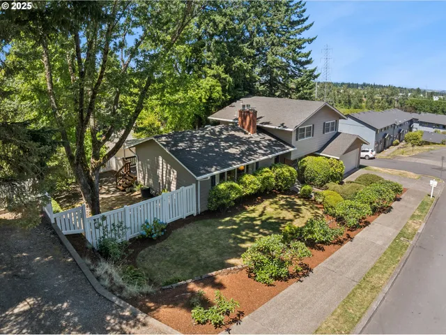 a view of a backyard with pathway