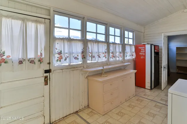 a view of a livingroom with a workspace