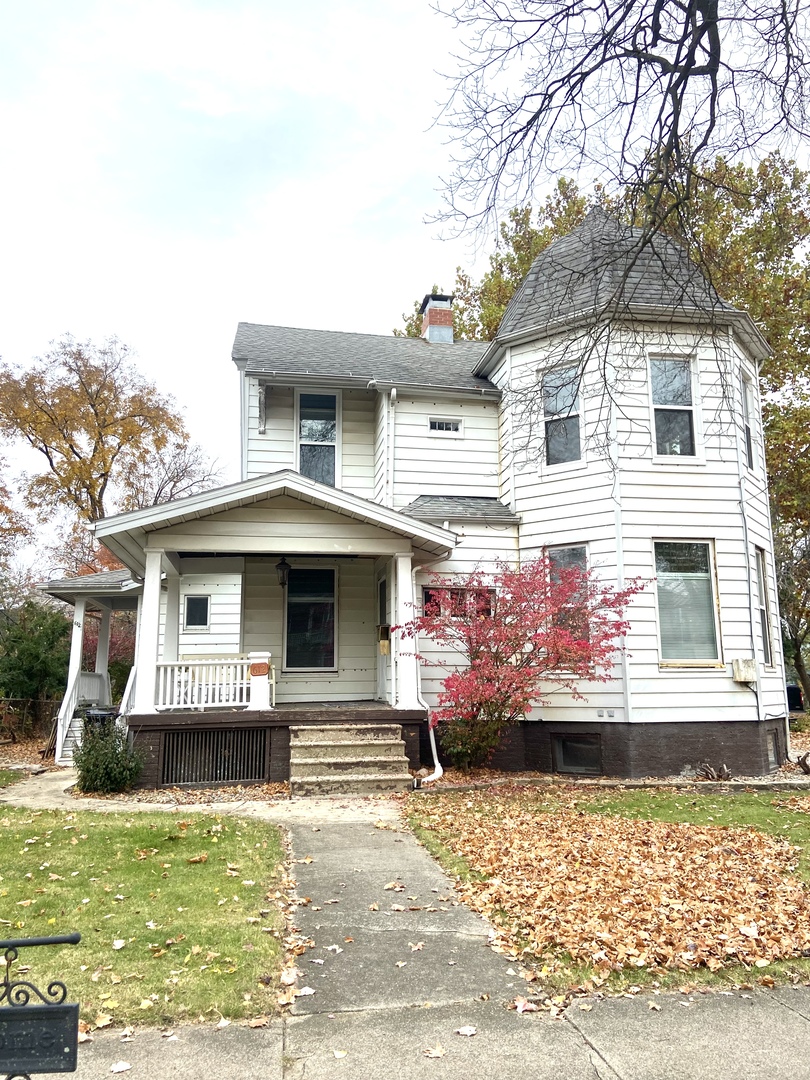 612 1/2 East Chestnut Street, Unit 2 Bloomington, IL 61701 - Photo 1 of 8 a front view of a house with a yard
