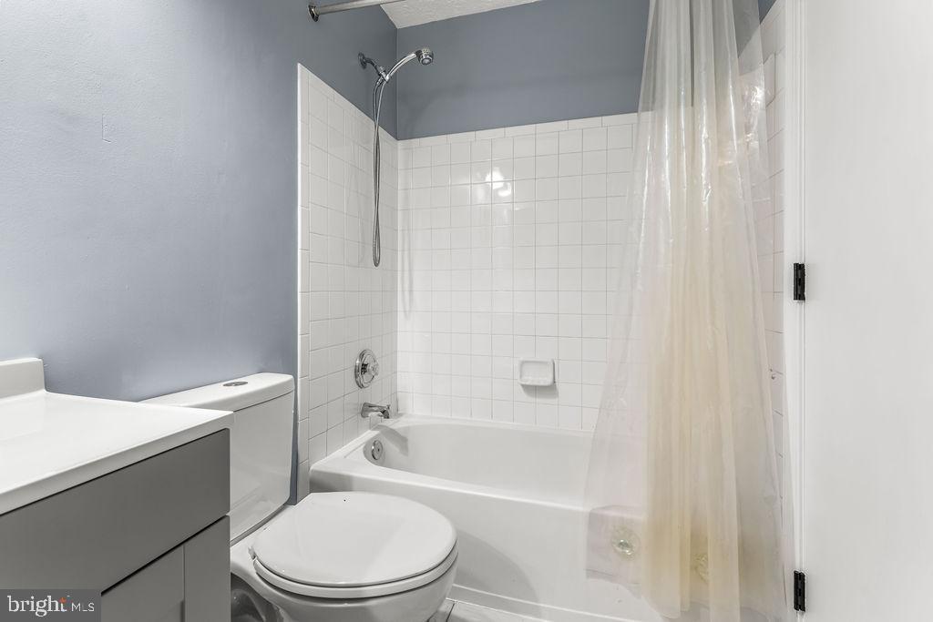 7711 Cornerstone Way Baltimore, MD 21244 - Photo 20 of 33 a bathroom with a toilet and a bathtub
