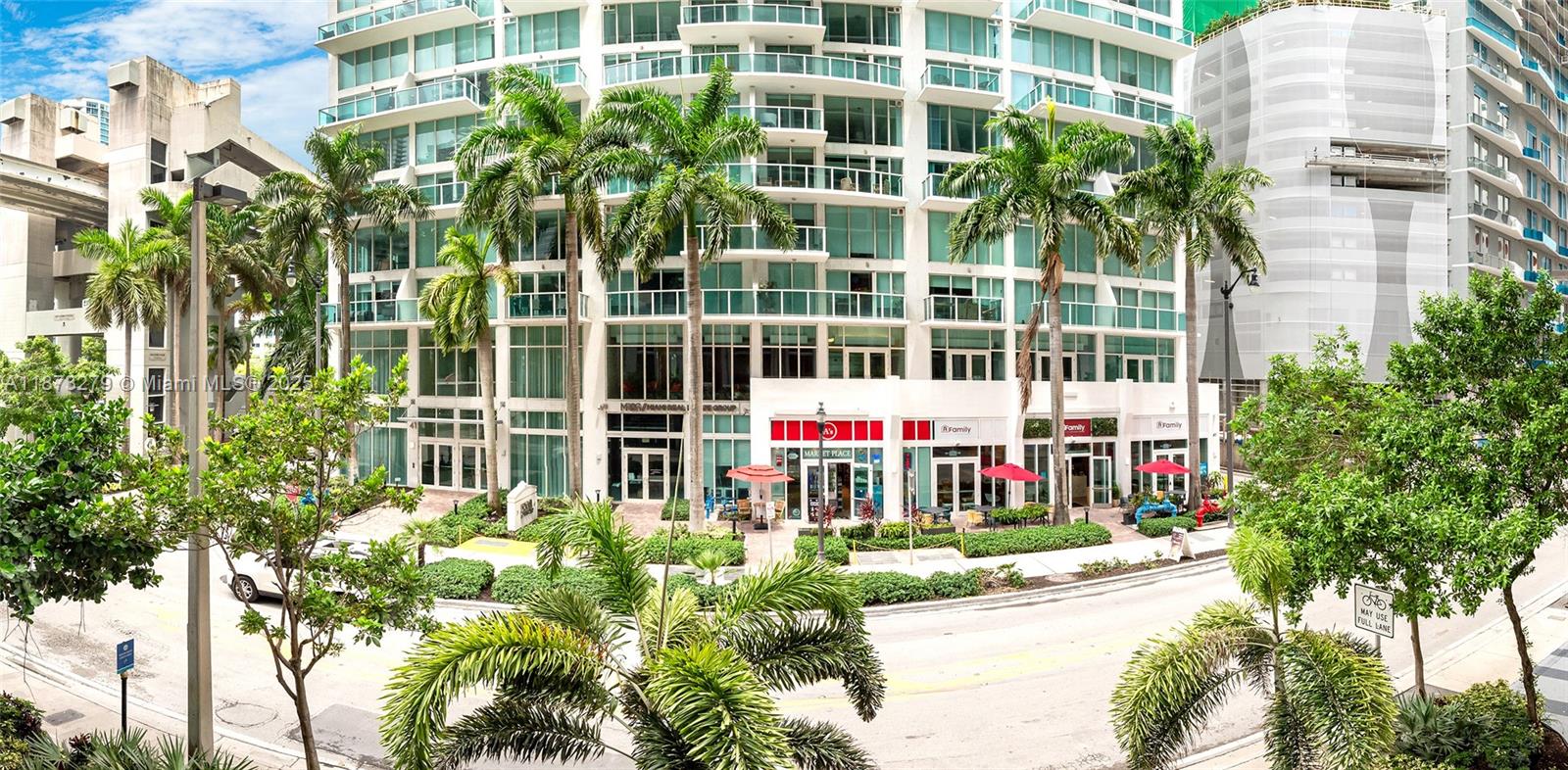 31 Southeast 6th Street, Unit 304 Miami, FL 33131 - Photo 12 of 23 a small garden in the front of a building