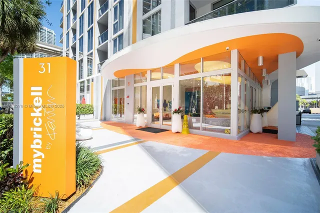 a view of an house with swimming pool