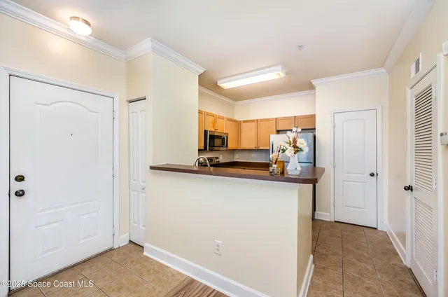 a view of empty room with a ceiling fan