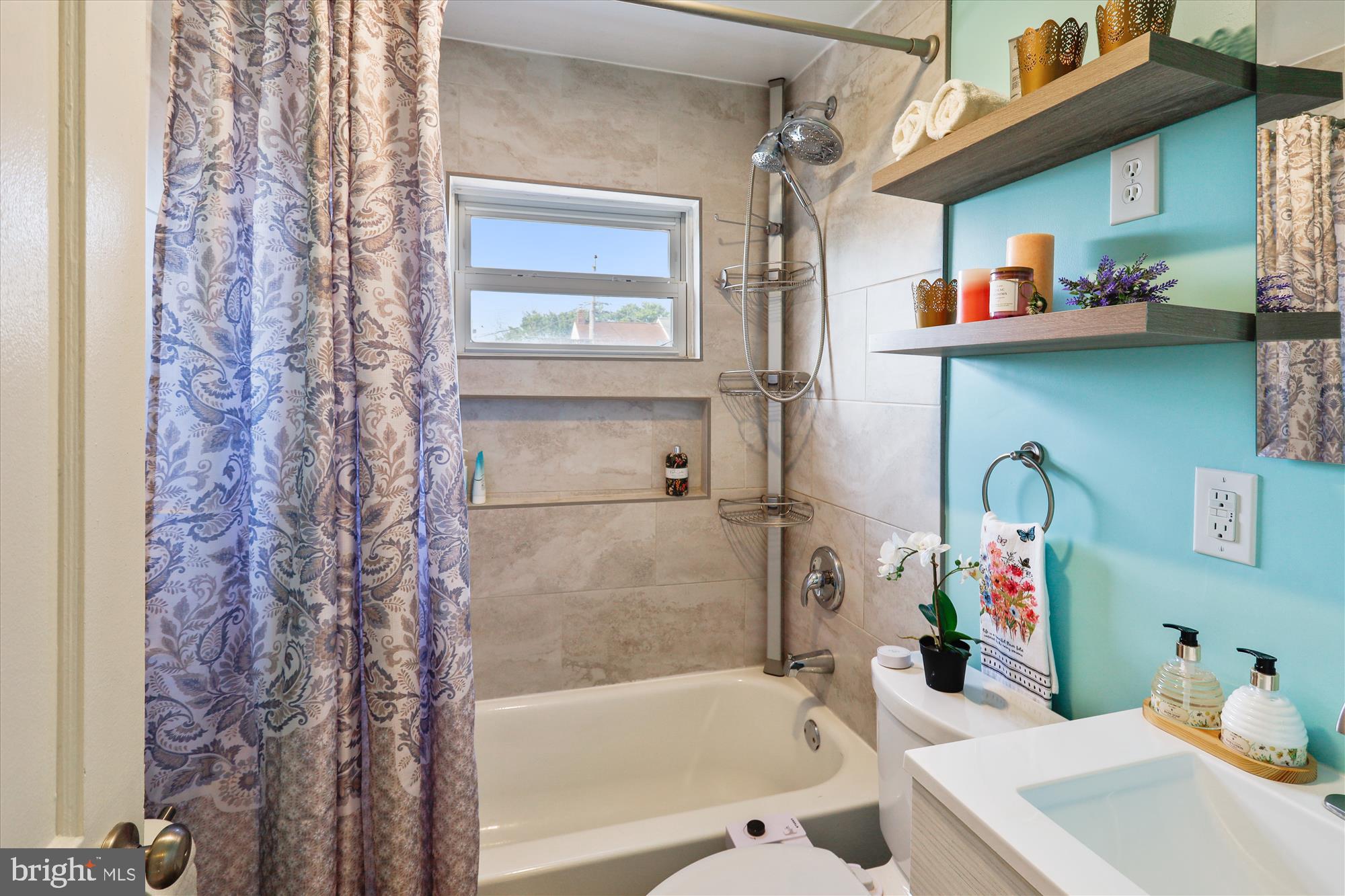 1075 Elm Road Halethorpe, MD 21227 - Photo 22 of 41 a bathroom with a sink and a bathtub