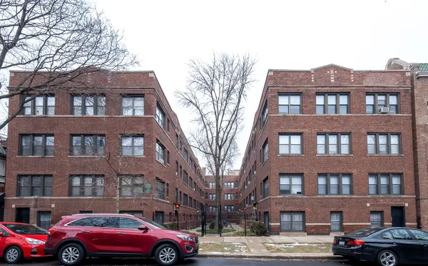 $2,350 | 630 West Surf Street, Unit 3A, Chicago, IL 60657