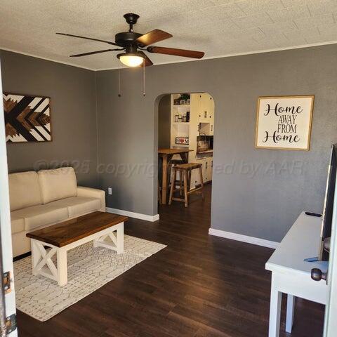 415 North Harvey Street Borger, TX 79007 - Photo 2 of 9 Living Area
