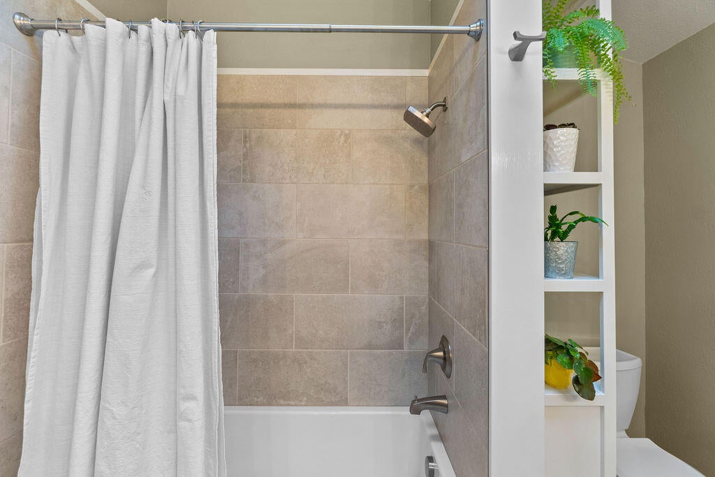 62508 Quail Ridge Road Bend, OR 97701 - Photo 10 of 36 Full bath- Downstairs