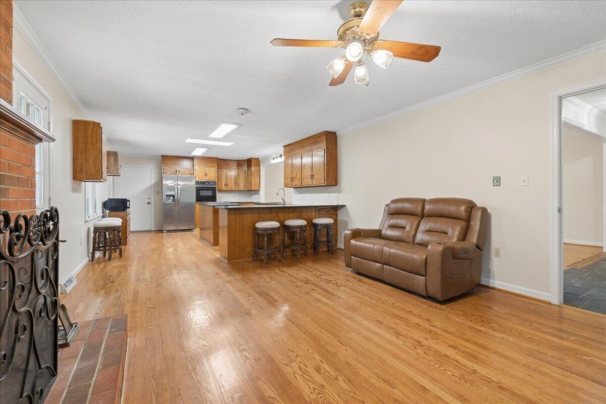 218 North Branch Road Bedford, VA 24523 - Photo 15 of 58 Family and Kitchen