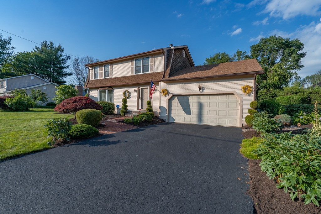 17 Fox Run Cranston, RI 02921 - Photo 1 of 39 Gallery Image 1