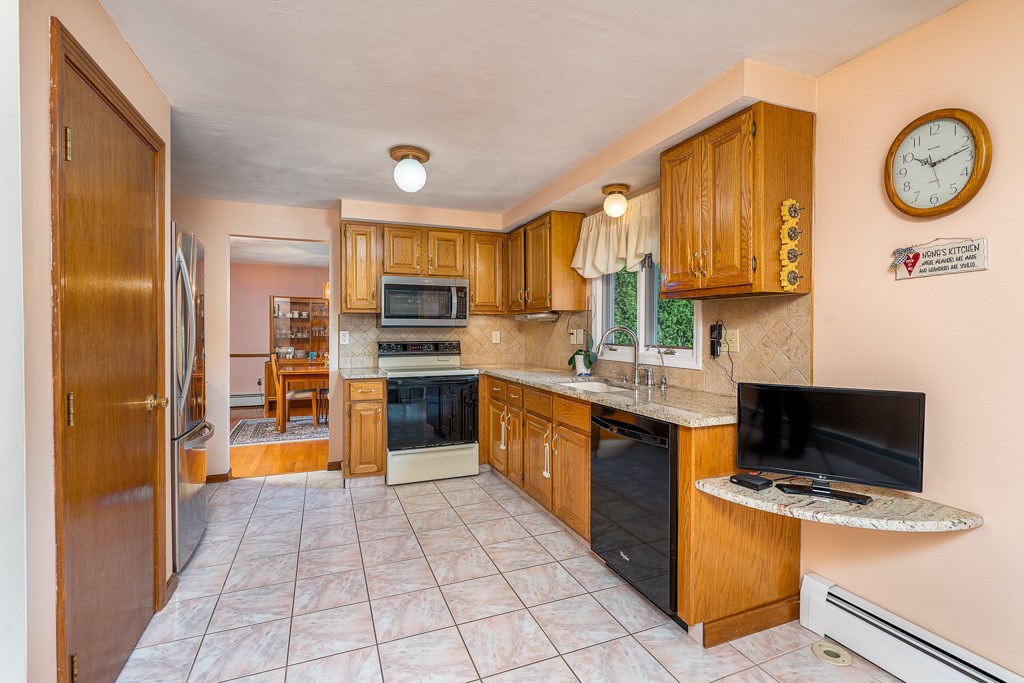 17 Fox Run Cranston, RI 02921 - Photo 8 of 39 Gallery Image 8