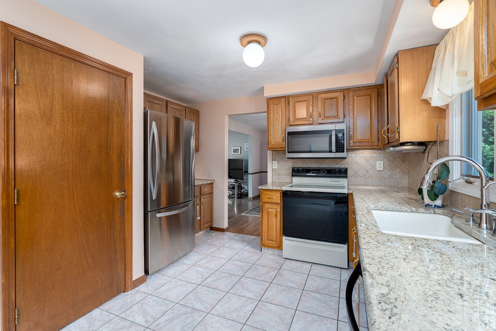 17 Fox Run Cranston, RI 02921 - Photo 9 of 39 Gallery Image 9