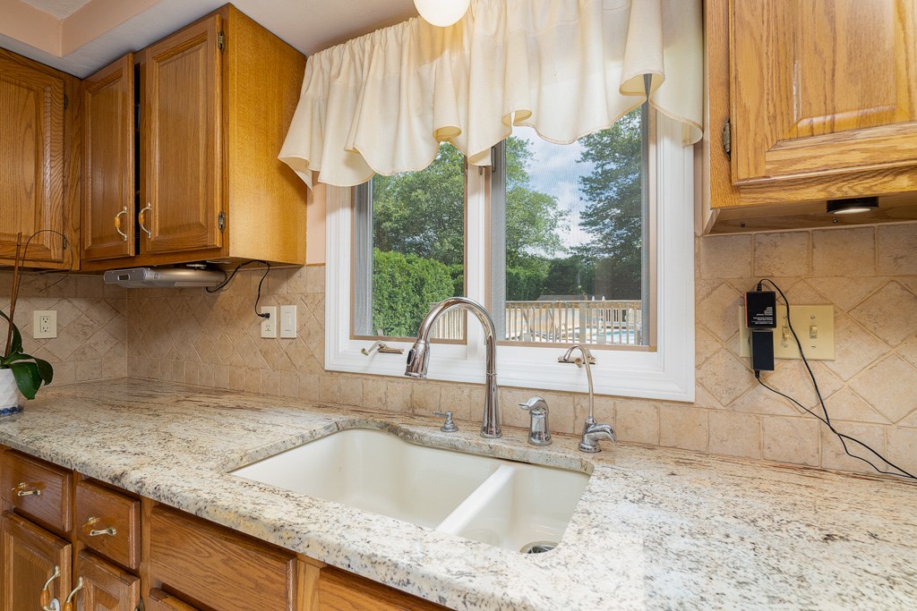 17 Fox Run Cranston, RI 02921 - Photo 10 of 39 Gallery Image 10