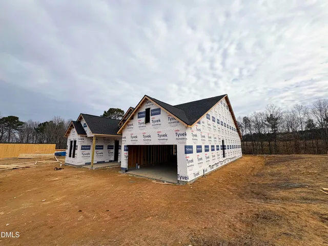 a view of a house with backyard and porch