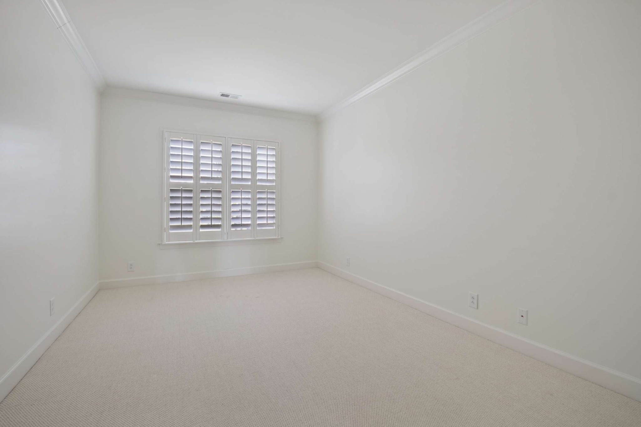 4402 Harding Place, Unit 4 Nashville, TN 37205 - Photo 24 of 35 an empty room with windows