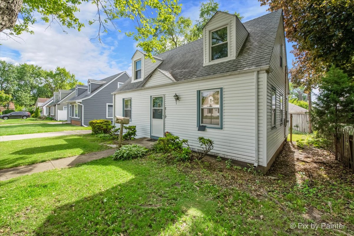 510 South Alfred Avenue Elgin, IL 60123 - Photo 2 of 7 a front view of a house with garden