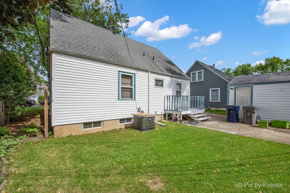 510 South Alfred Avenue Elgin, IL 60123 - Photo 5 of 7 a front view of house with yard and seating area
