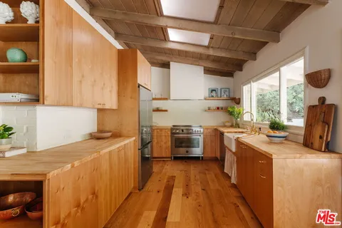 $1,095,000 | 550 Arch Place, Glendale, CA 91206