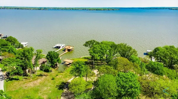 $698,000 | 433 Winding Shore Drive, Tool, TX 75143