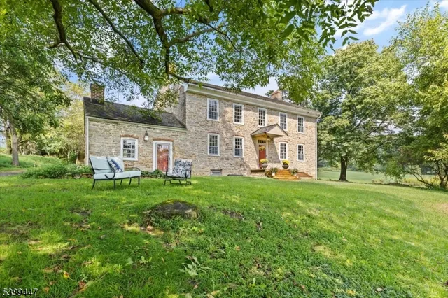 a view of a house with backyard