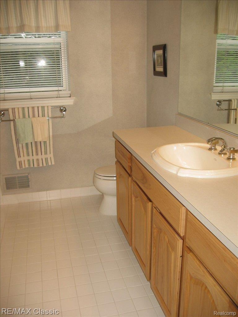 2761 Long Meadow Lane Rochester, MI 48307 - Photo 15 of 16 Main Bath