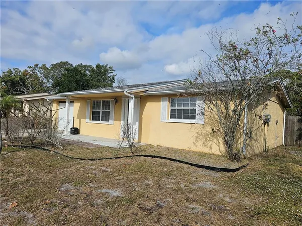 a view of a house with a yard