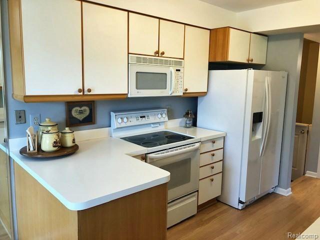 356 Meadow Bridge Drive Rochester, MI 48307 - Photo 13 of 30 Kitchen with Newer Refrigerator