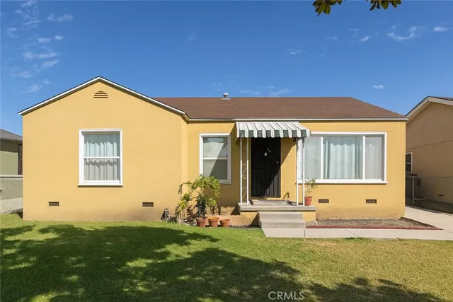 a view of a house with a yard