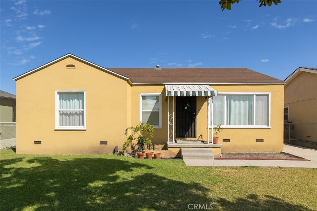 a view of a house with a yard