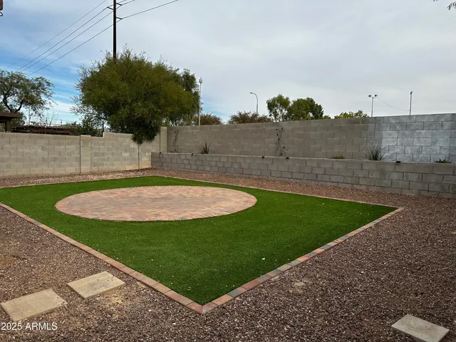 a view of a backyard