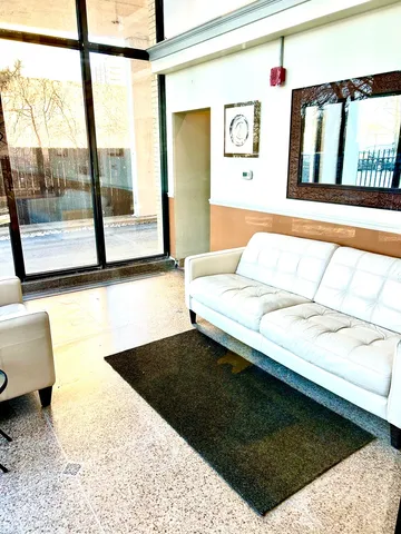 $163,900 | 6701 South Crandon Avenue, Unit 9B, Chicago, IL 60649