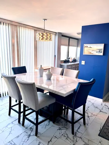 $163,900 | 6701 South Crandon Avenue, Unit 9B, Chicago, IL 60649