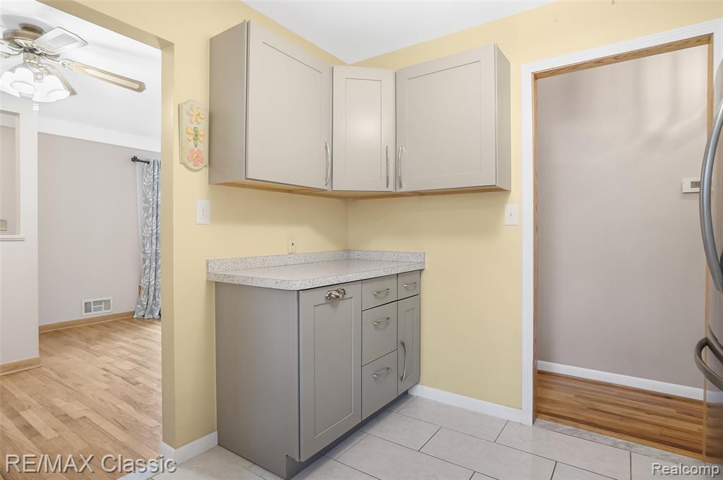 7218 Sterling Street Center Line, MI 48015 - Photo 6 of 27