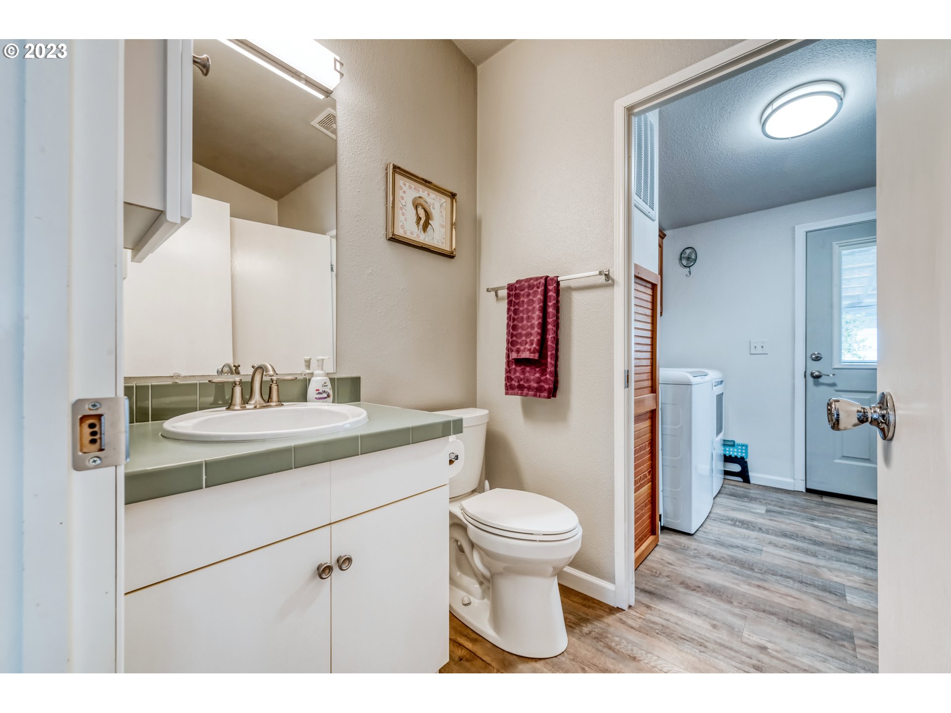 2580 Maia Loop Springfield, OR 97477 - Photo 15 of 29 a bathroom with a sink toilet and shower