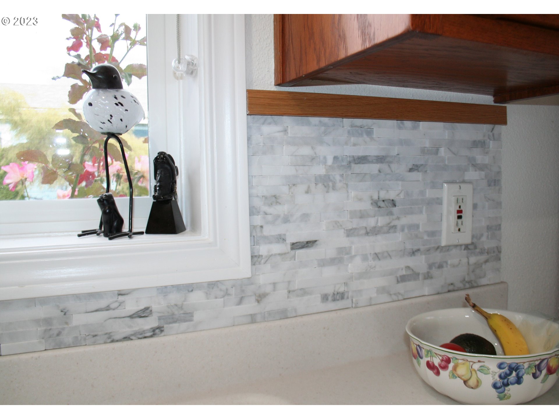 2580 Maia Loop Springfield, OR 97477 - Photo 10 of 29 a view of a bathtub in a bathroom
