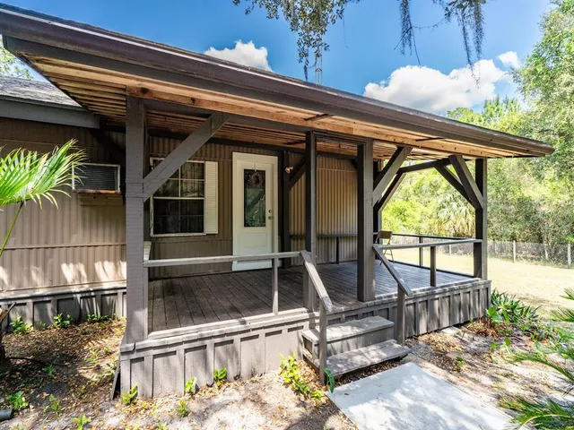 a view of entryway with a front door