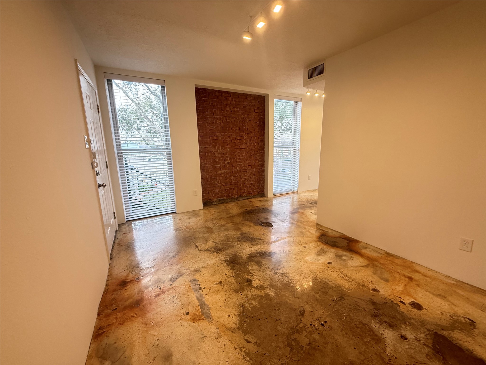 1112 Lawrence Street, Unit 15 Houston, TX 77008 - Photo 2 of 6 an empty room with windows