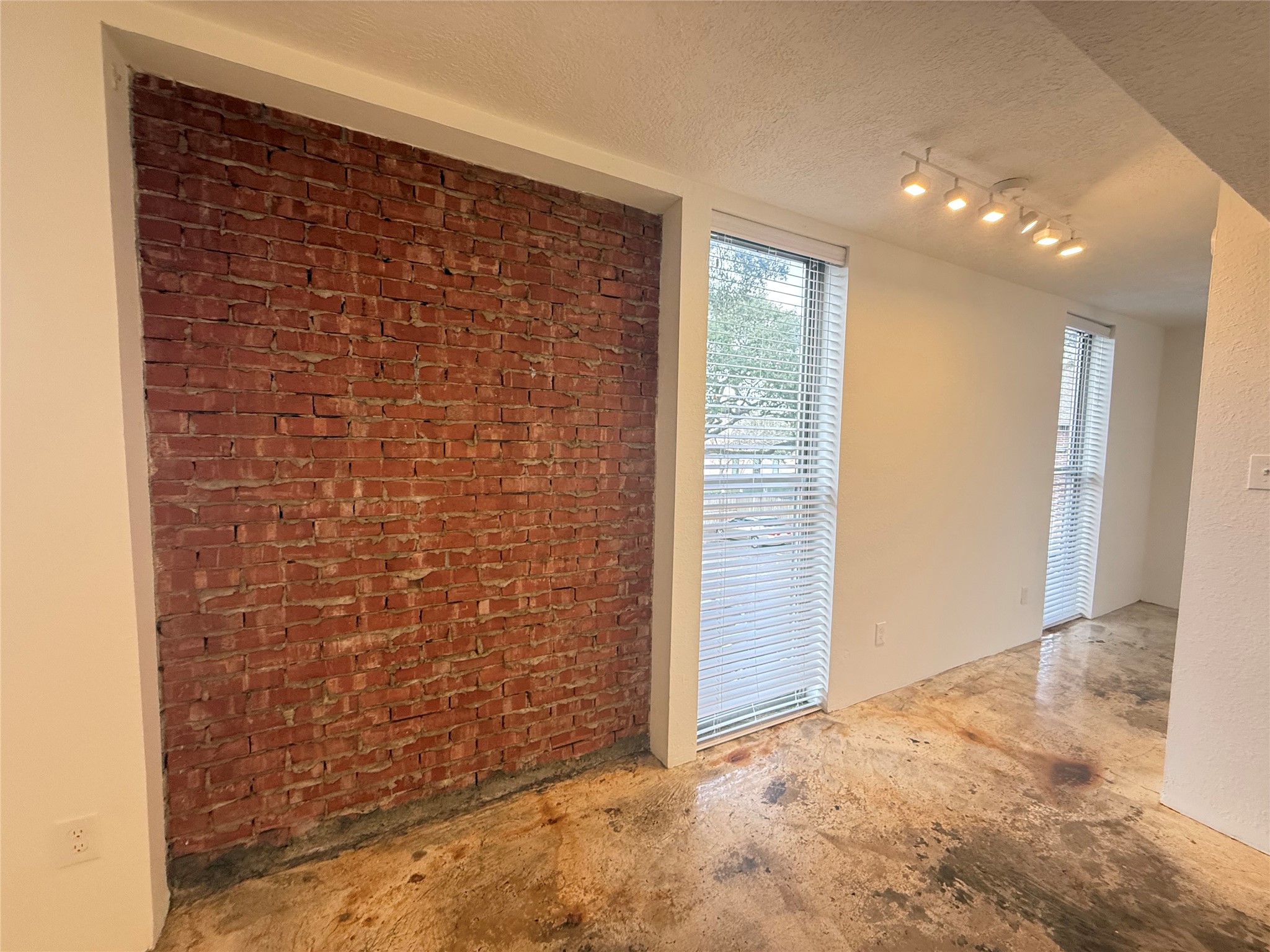 1112 Lawrence Street, Unit 15 Houston, TX 77008 - Photo 3 of 6