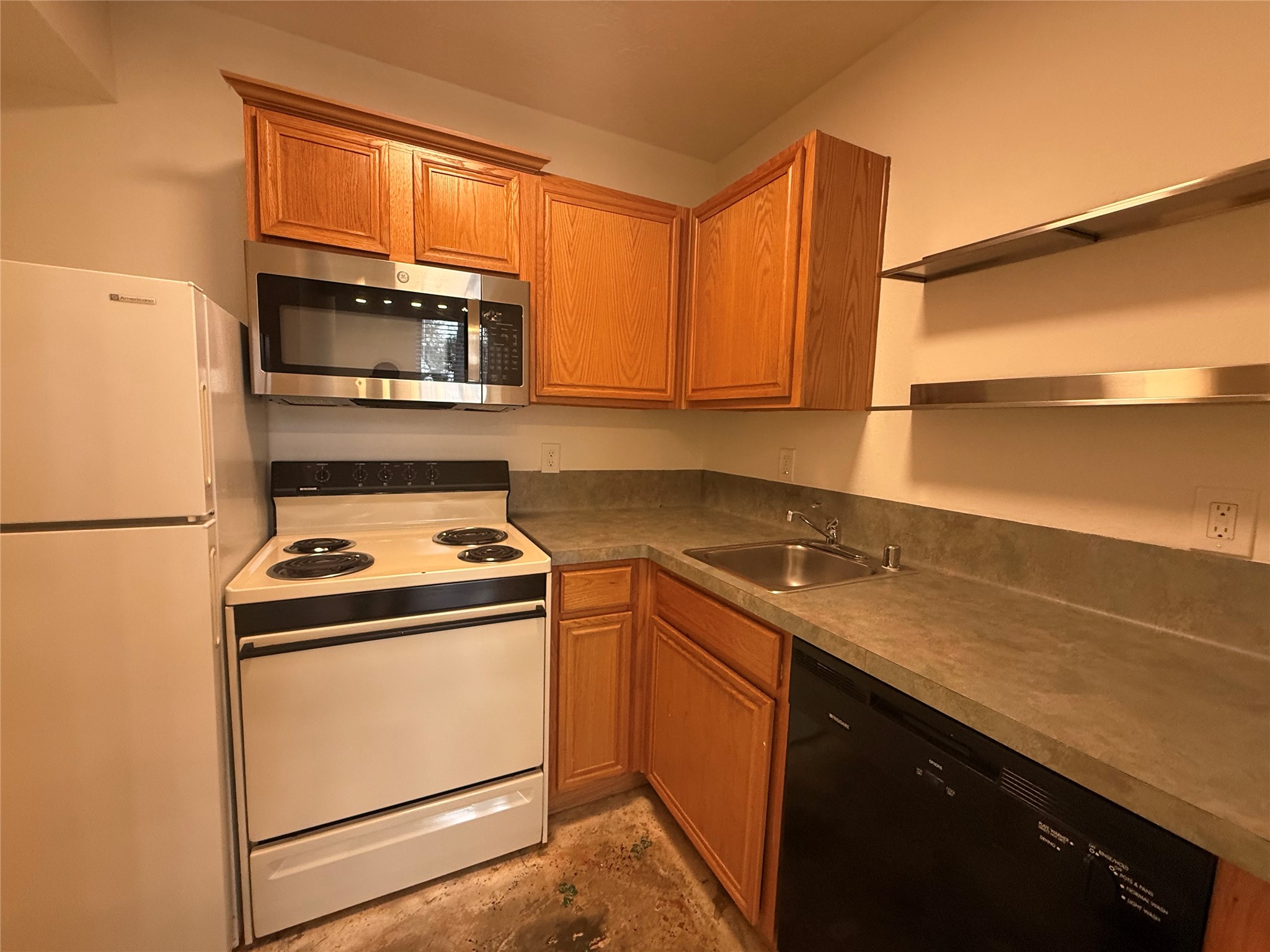 1112 Lawrence Street, Unit 15 Houston, TX 77008 - Photo 4 of 6 a kitchen with a sink stove and microwave