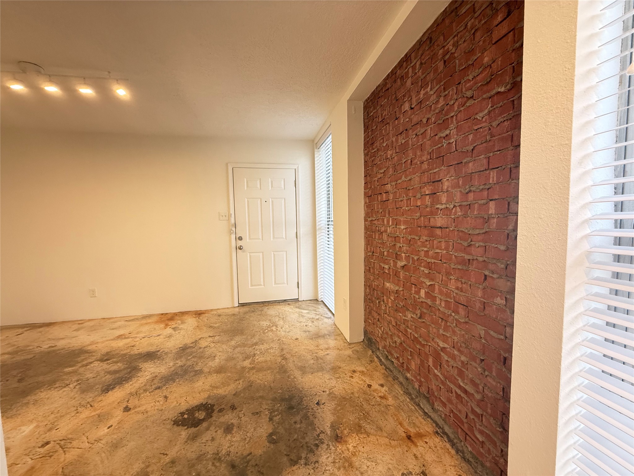 1112 Lawrence Street, Unit 15 Houston, TX 77008 - Photo 5 of 6 a view of an empty room