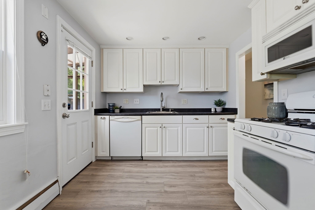 542 Trapelo Road Waltham, MA 02452 - Photo 10 of 42