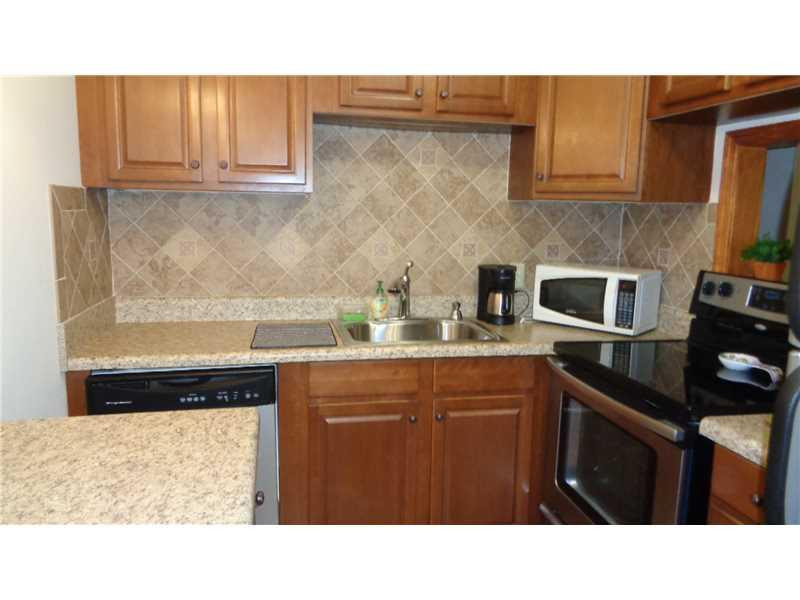 378 Markham R, Unit 378 Deerfield Beach, FL 33442 - Photo 4 of 14 Kitchen.