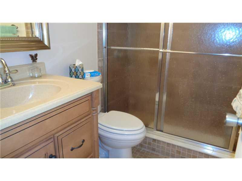 378 Markham R, Unit 378 Deerfield Beach, FL 33442 - Photo 6 of 14 Bathroom.