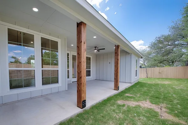 a view of a house with backyard