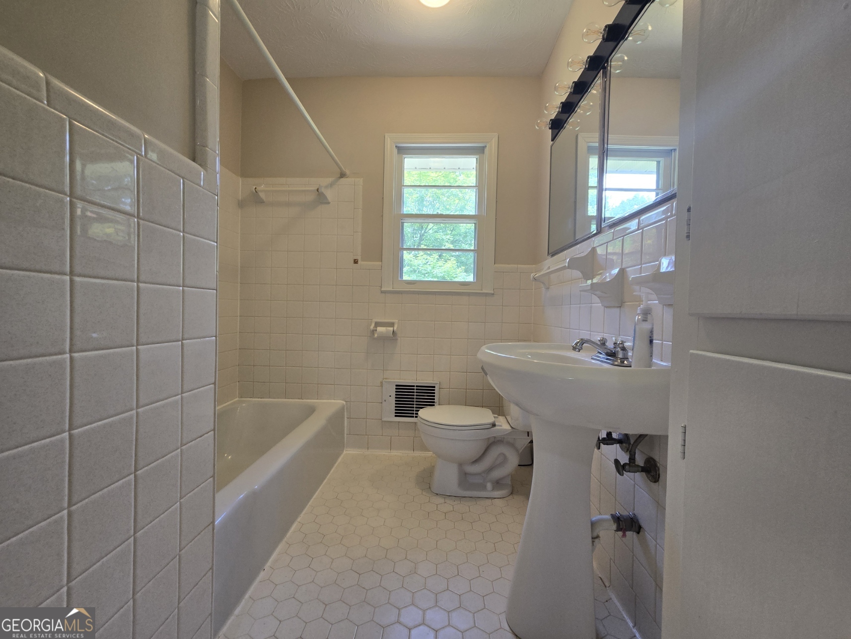 606 Viewpoint Drive Jackson, GA 30233 - Photo 11 of 29