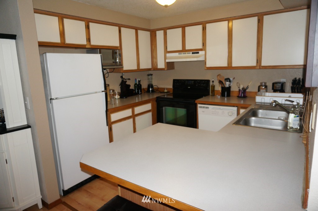 4231 Northeast 5th Street, Unit E202 Renton, WA 98059 - Photo 7 of 17 Gallery Image 7