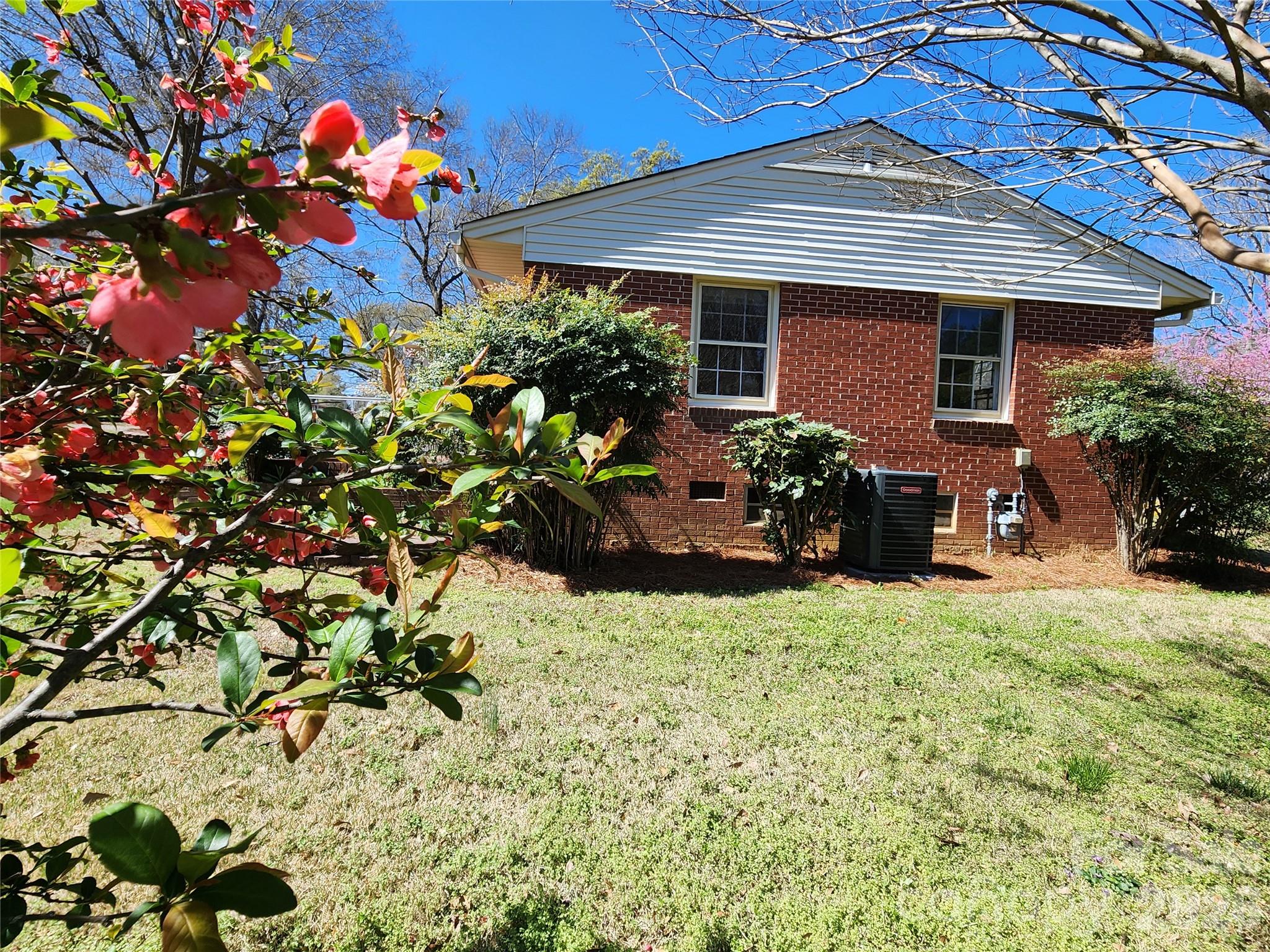 217 St John Street Dallas, NC 28034 - Photo 5 of 34 front view of a house with a big yard