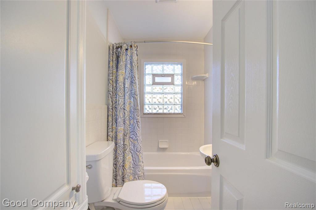 3911 Durham Road Royal Oak, MI 48073 - Photo 11 of 37