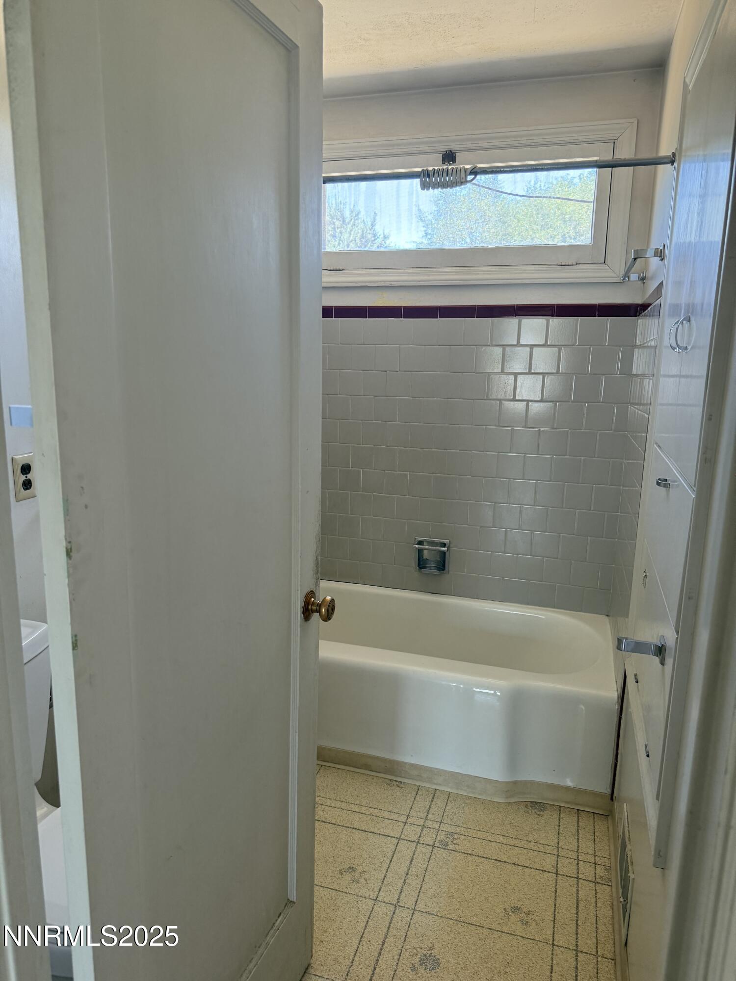 1075 Memory Lane Reno, NV 89509 - Photo 7 of 11 a bathroom with a bathtub