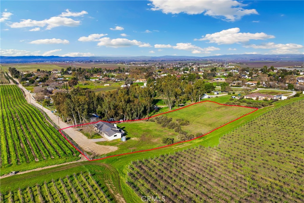 6980 Cabernet Place Paso Robles, CA 93446 - Photo 2 of 30 a view of an ocean from a balcony
